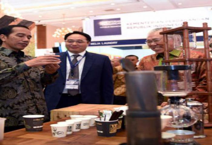 Presiden Joko Widodo Minta Industri Jasa Keuangan Perkuat Kredit Usaha Rakyat